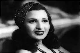 الفنانة نعيمة عاكف