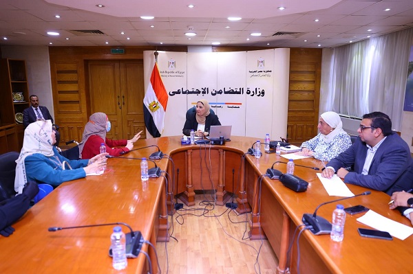 وزيرة التضامن الاجتماعي تلتقي أدمن وممثلي "جروب الزوجة المعاقة"