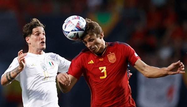 لاعب الوسط ساندرو تونالي والمهاجم نيكولو زانيولو