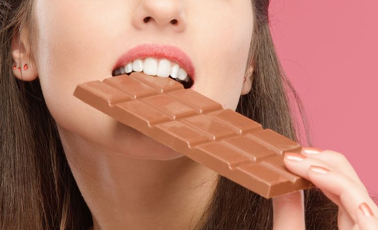 أطعمة تقوى الأسنان واللثة منها الشوكولاته الداكنة