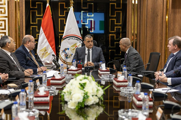 "وزير الدولة للإنتاج الحربي" يستقبل شركة "يورودرو" الإيطالية